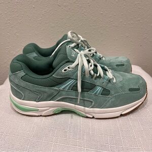 Vionic Women’s 23WALK RARE SPRUCE VARIANT Shoes Size 11 Wide Suede Sneakers EUC